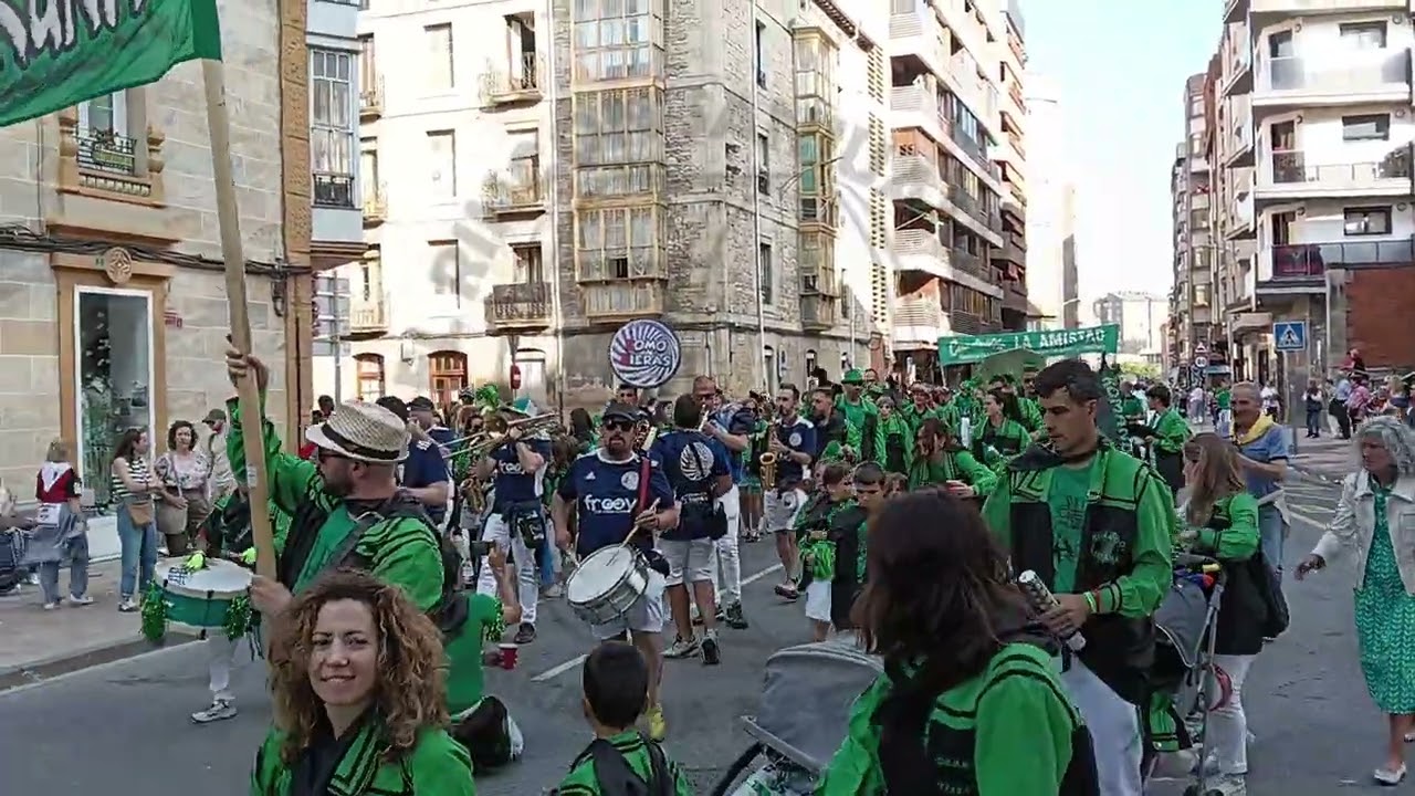 Cuadrillas El Txun-Txun y Komando Patxarana en el desfile del blusa #SJM25