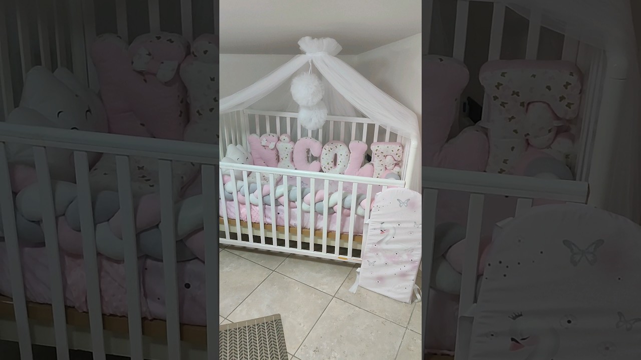 paracolpi a forma di lettere per Nicole, riduttore con la treccia, fiocco nascita e biancheria