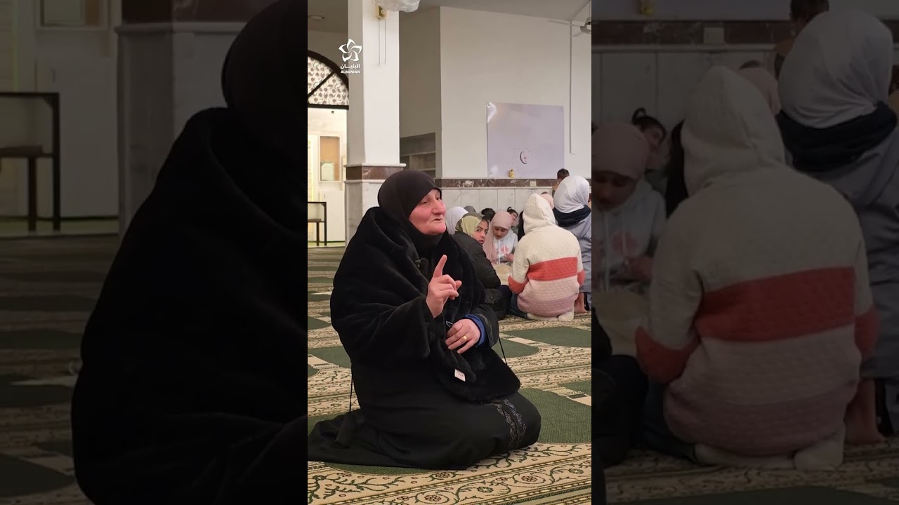 سيدة في السبعين… تتابع مسيرتها في طلب العلم.