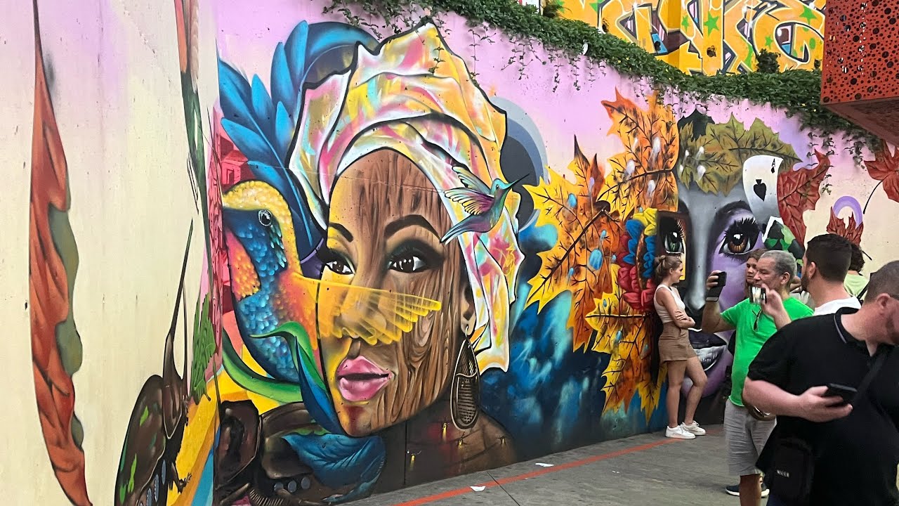 Comuna 13 graffiti tour