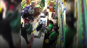 Táo tợn hai thanh niên dùng súng cướp cửa hàng Bách Hóa Xanh