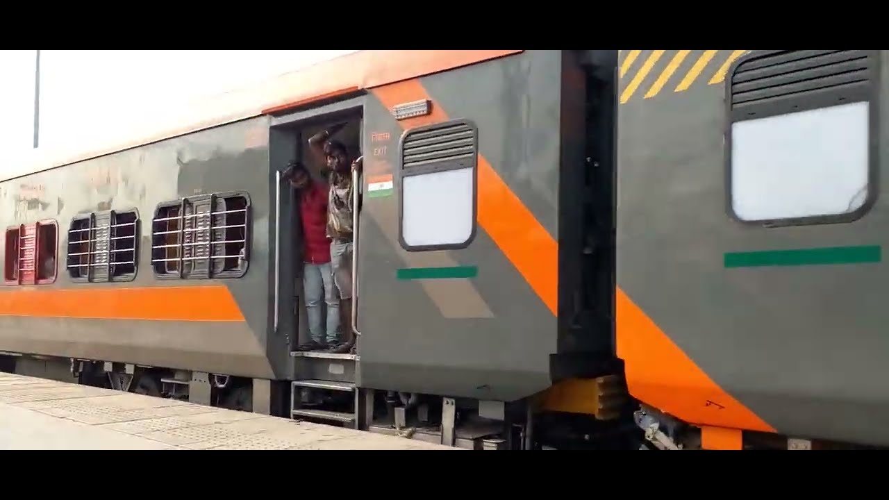 16602 Jogbani- Erode Amrit Bharat Express Arrived at Prayagraj Chheoki Jn PF No- 04
