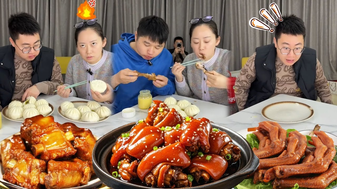 蠢哥哥嫌弃素包子吃饭时间玩手机，不料弟弟回家带回很多肉，妈妈和弟弟全部独吞最后还让哥哥洗碗