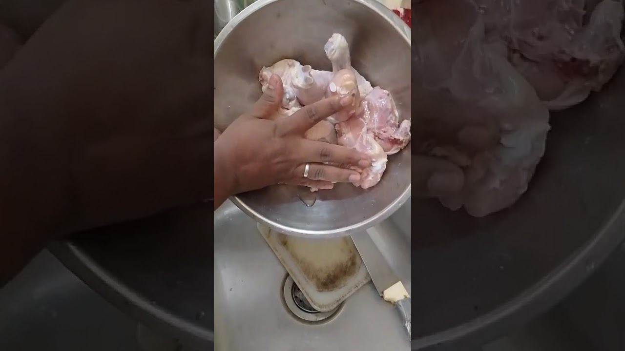 Sazonando con De Sofía Sazón, unos muslos y pechuga de pollo. 