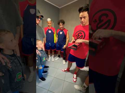Enaldinho recebendo meus filhos no camarim!