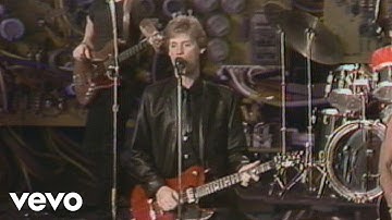Daryl Hall & John Oates - The Woman Comes And Goes (Official Video)