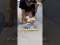 【強顏歡笑】被女兒用頭撞到鼻子　爸硬擠出笑容超有趣XD #Shorts