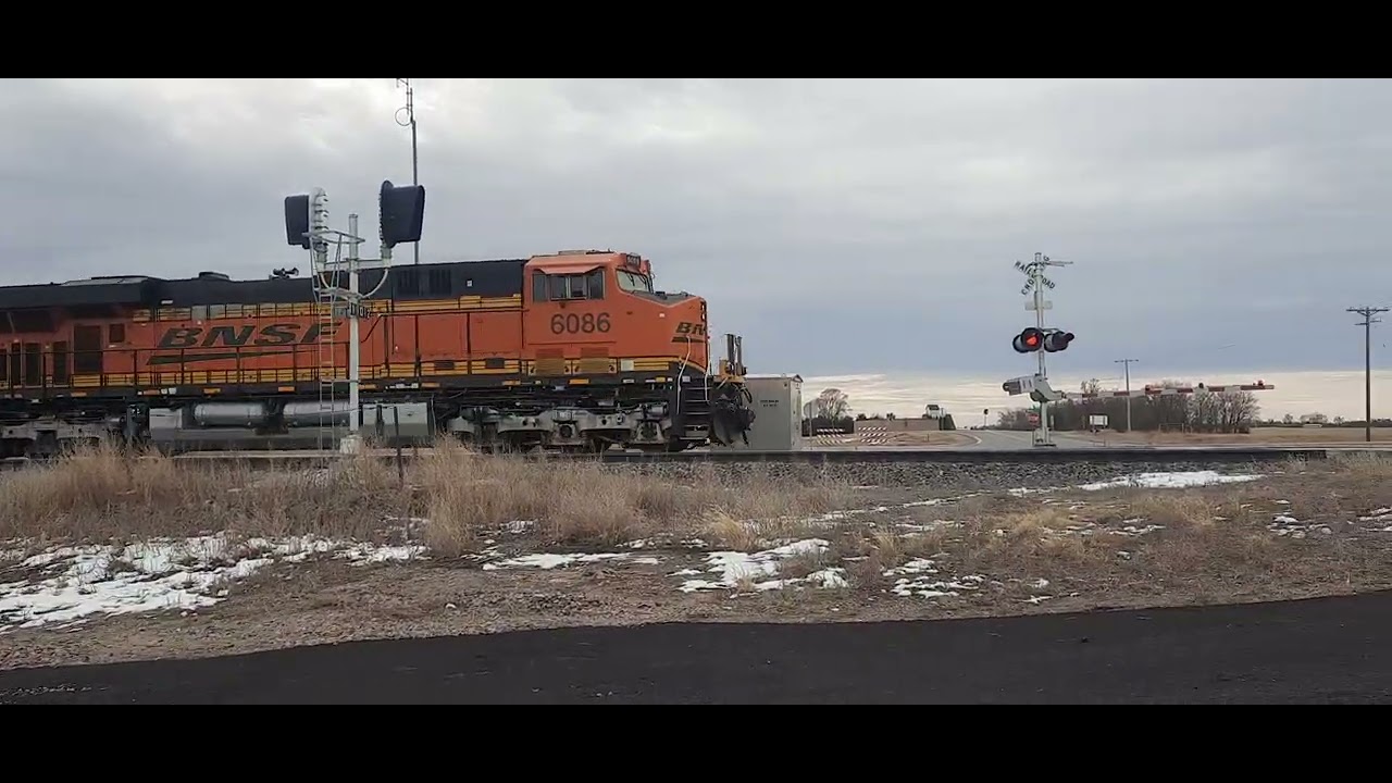 BNSF 6086 leading empty coal train west of Grand Island 