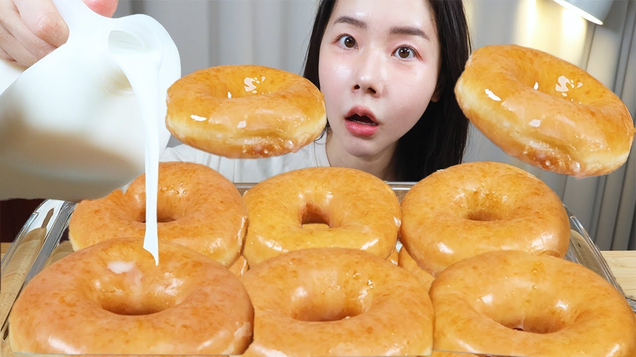 크리스피크림 글레이즈 도넛 우유에 말아 먹으니까 진짜 맛있네요🍩 도넛 먹방 ASMR A Krispy Kreme glazed donut with milk Mukbang ASMR