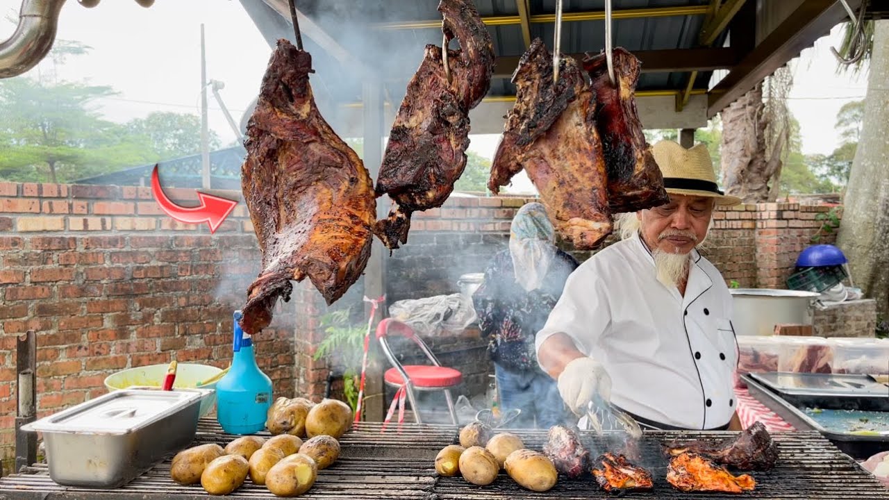 Peniaga TEPI SUNGAI ini bertaraf CHEF FIVE STAR hotel!Pelanggan datang dari seluruh pelusuk Malaysia