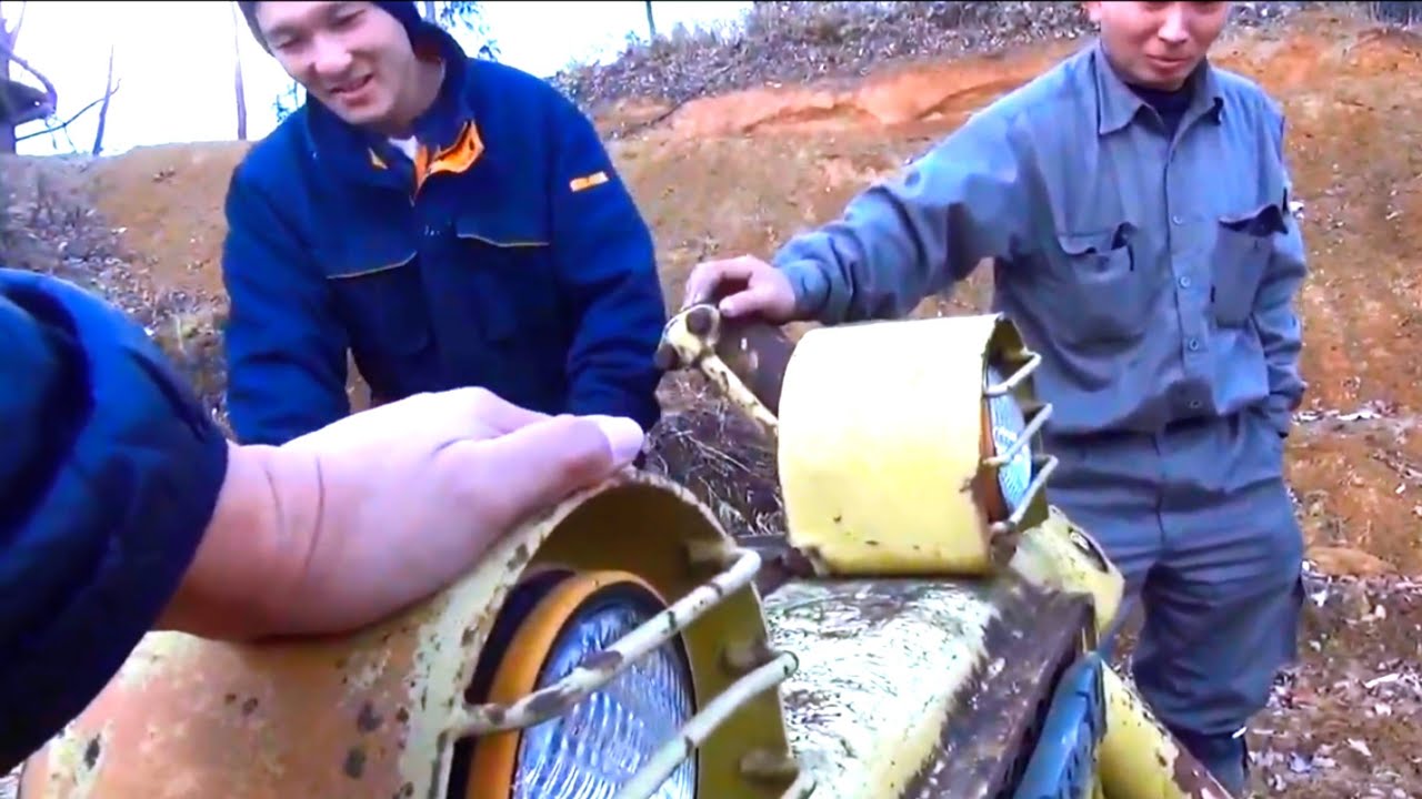 A visit from the Machine Boy [Chat on top of heavy machinery] The