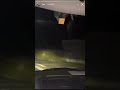 車の屋根に人を乗せて走行
