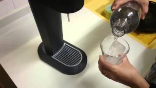 I make at home carbonated water. 炭酸水の作り方『soda stream （ソーダーストリーム）』使うと便利です！