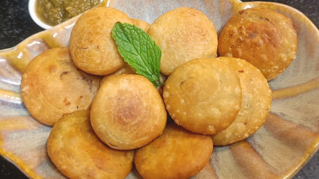 CRISPY HARI MATAR KACHORI RECIPE | कच्चे मटर-आटे की खस्ता मिनी कचोरी | Green Peas Kachori Recipe