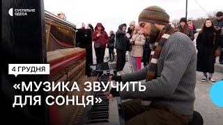 Грає біля моря на світанку: на одеському «Ланжероні» виступає піаніст з Києва