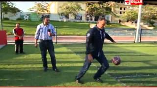 حقق حلمك - الكابتن محمود الخطيب يلعب الكرة مع الطفلين 