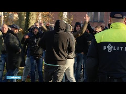 Groningse hooligans stormen op demonstranten af: 'Niet echt kindvriendelijk' - RTL NIEUWS