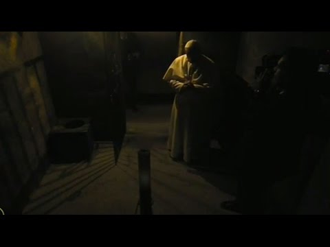 El Papa Francisco reza en la celda de San Maximiliano Kolbe