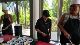 在 The Pavilion Phuket 學煮泰國菜 Pad Grapao Gai Mee Krob / 泰式打抛雞 ( Part 1 ) by Eva Chan 47 views 1 year ago 9 minutes, 59 seconds