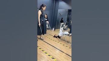 Thử thách tạo dáng với ghế trong 1s. Các bạn ấn tượng với ai nhất nè 🥰