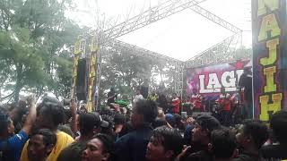 Pantai bom tuban bergoyang bersama nella karisma