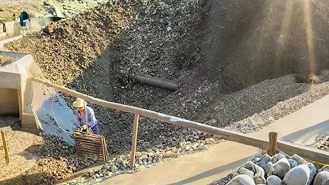 Barge unloading 2880 tons of phosphate rock - Video from the start - Vlog of work on the barge
