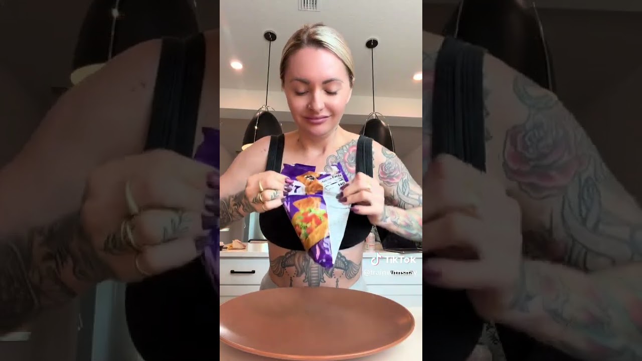 153 cals, 17g protein for my macro friendly version of Taco Bell’s ✨NEW✨ Supreme Dip