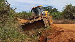 REFORÇANDO   ATERRO DA CURVA  COM PÁ CARREGADEIRA JCB426ZX 