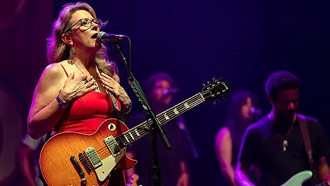 Susan Tedeschi shreds! on "Just Wont Burn" 11/29/2...