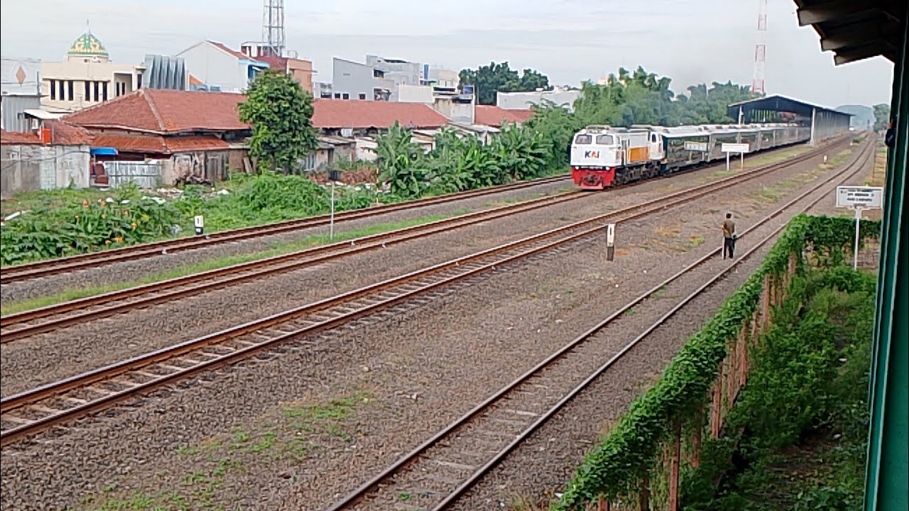 Kereta Melintas Depo KPJR