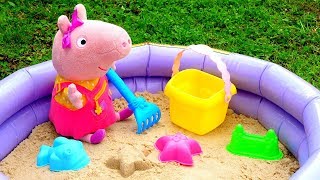 Lasten lelut ja nuket. Pipsa Possun uusi hiekkalaatikko. Leikkivideo lapsille.