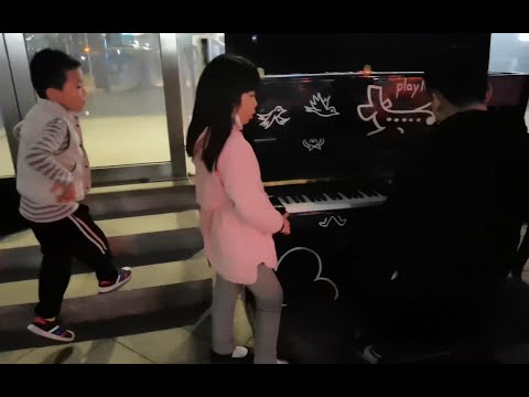街头回响beyond《海阔天空》，小女孩“懵圈”了