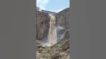 مشهد لوصول سيل شلال نقمان في وادي مبلقة بمديرية عين في شبوة 