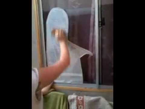 Pegar vinilo adhesivo decorativo o pegatinas sobre vidrio (con ...