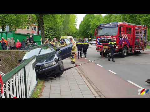 03   05   2019 Omstanders voorkomen dat auto met kinderen te water raakt Wageningen