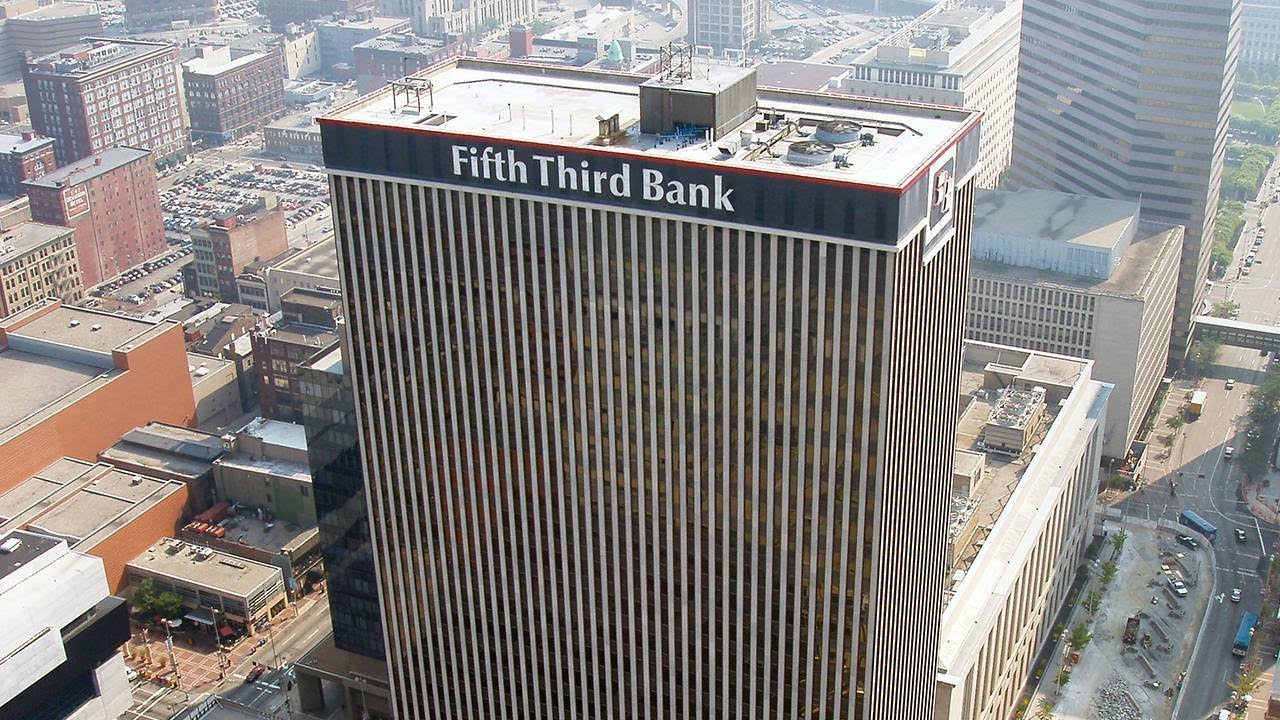 Fifth Third, Sempra Shares Stellar Says Morgan Stanley’s Skelly