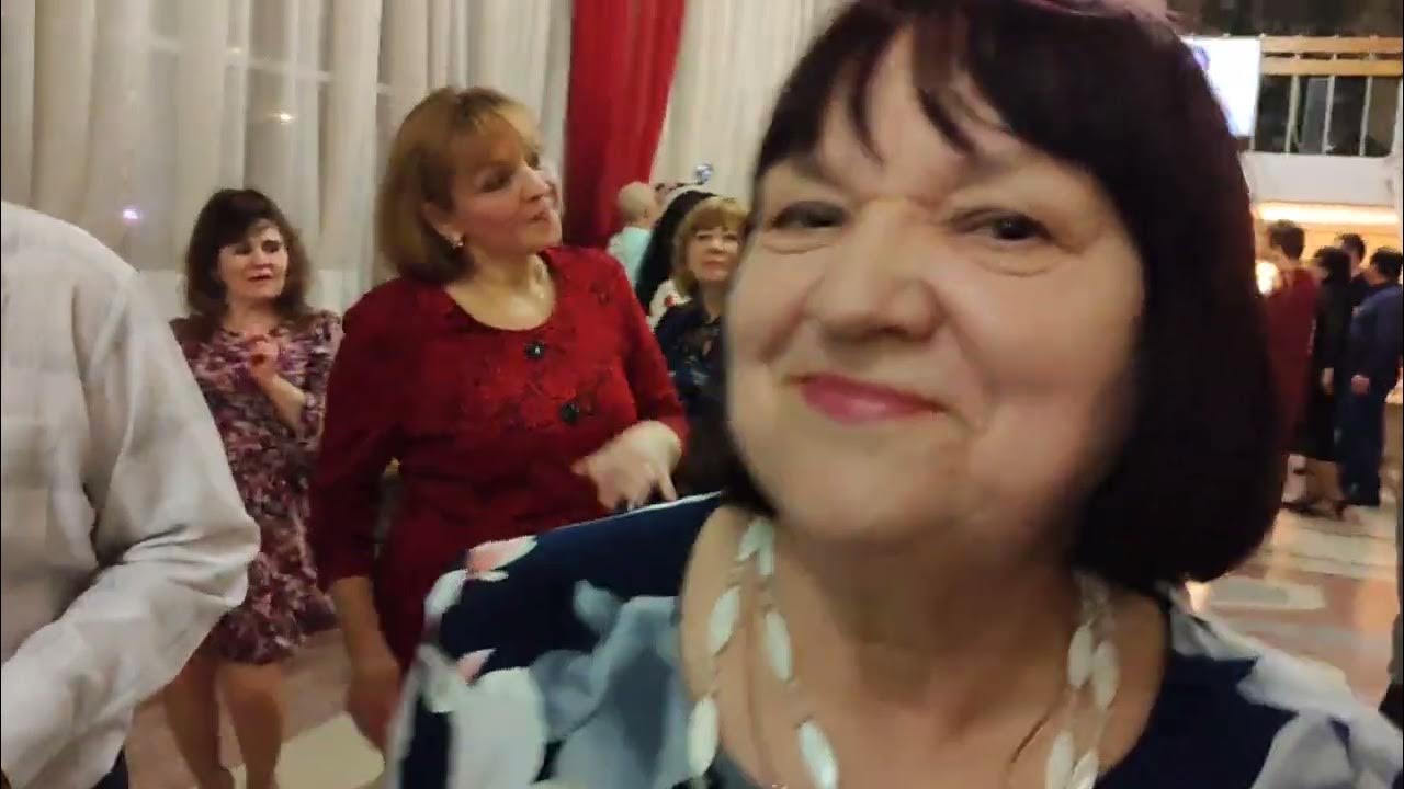 Парк горького бачата. Танцуют под молодую. Танцуют под молодую. Танцуют под молодую. Танцующие люди.