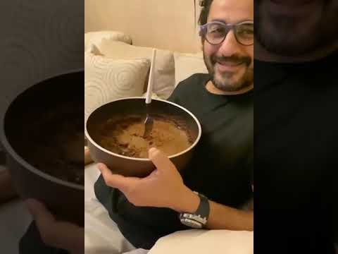 معاناة احمد حلمى مع عمل الكيك 'امتى الحظر تنتهي'