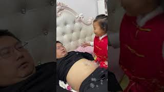 Babadan Köpükler Üfleyerek, Baba Bebeğe Bakıyor, Erkek Bebek Serisine Bakıyor, Baba C