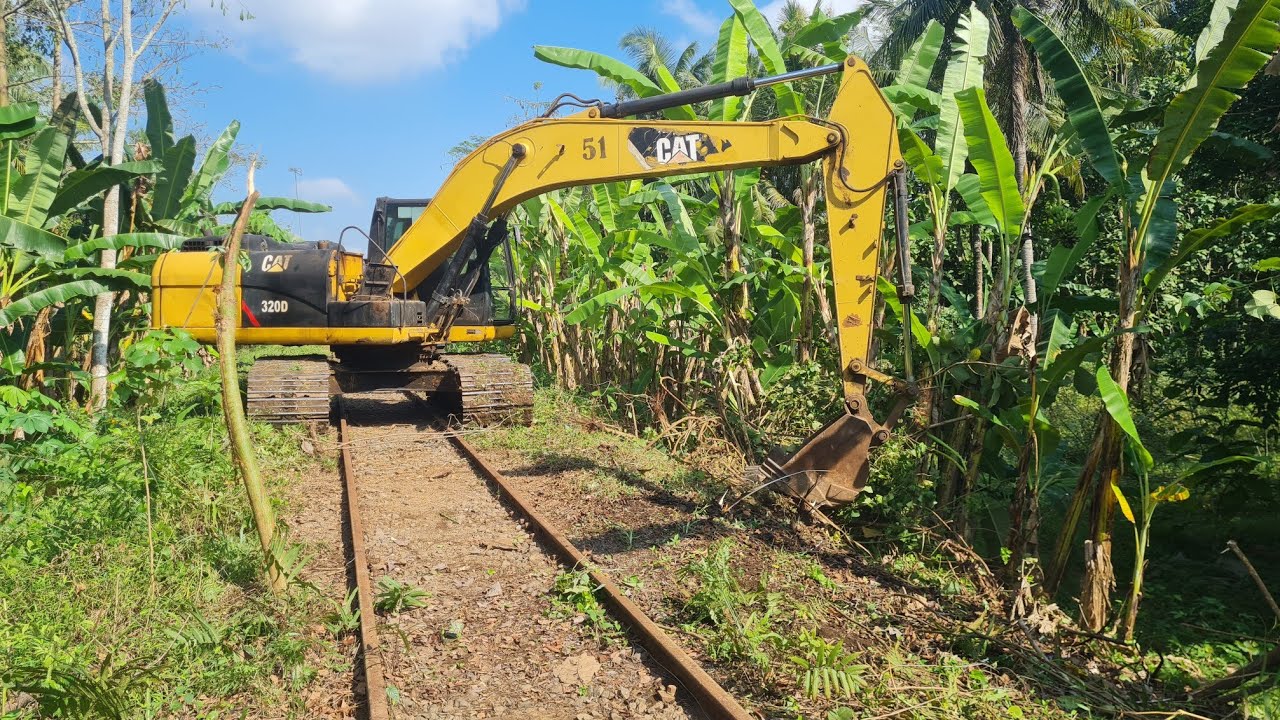 ALAT BERAT BLUSUKAN REL MEMBABAD RUMPUT SEBELUM DILEWATI GERBONG KERETA!