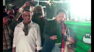 Shoe hurled at PTI leaders hits Aleem Khan during Gujrat rally