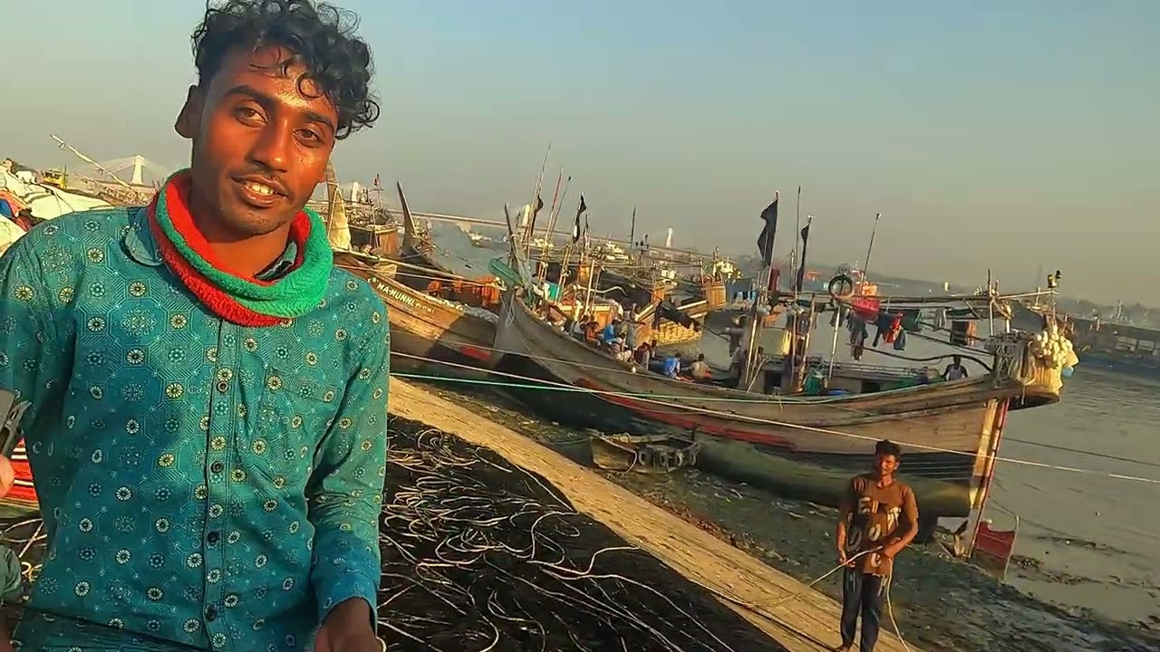 কর্ণফুলী নদীতপ যারা মাছ ধরেন তাদের দৃশ্য,,  চট্টগ্রাম