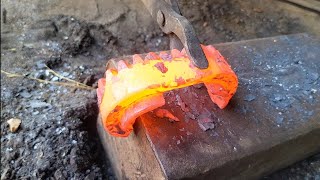 making a nutcracker / blacksmith