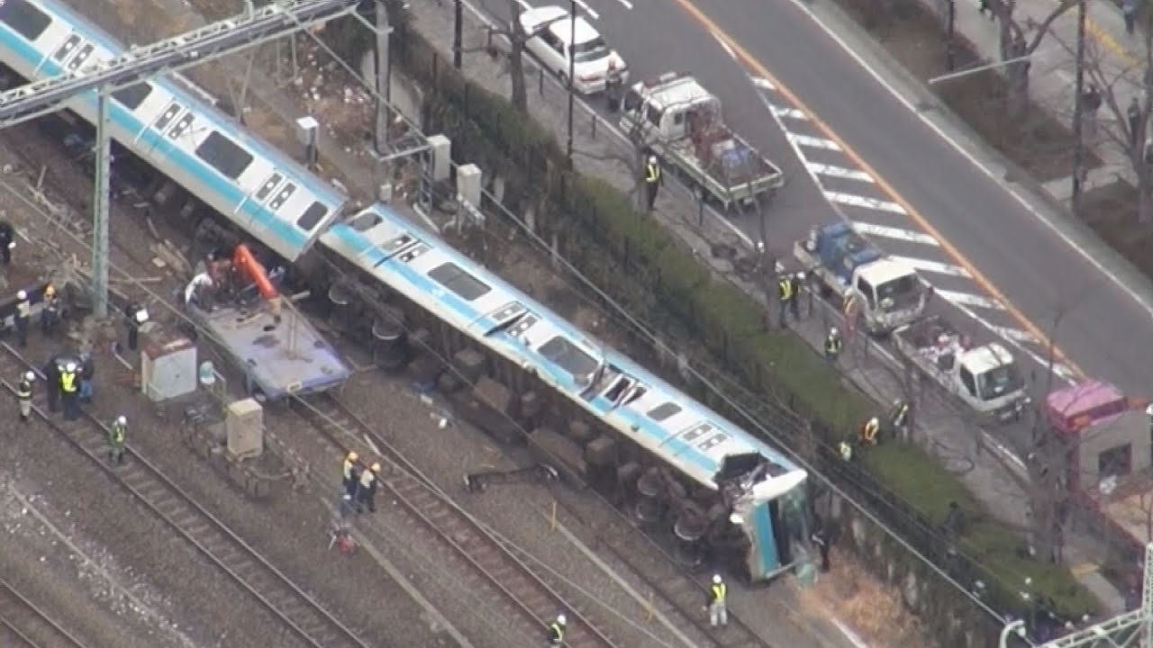 回送電車が脱線 横転 川崎駅で作業車と衝突 Youtube