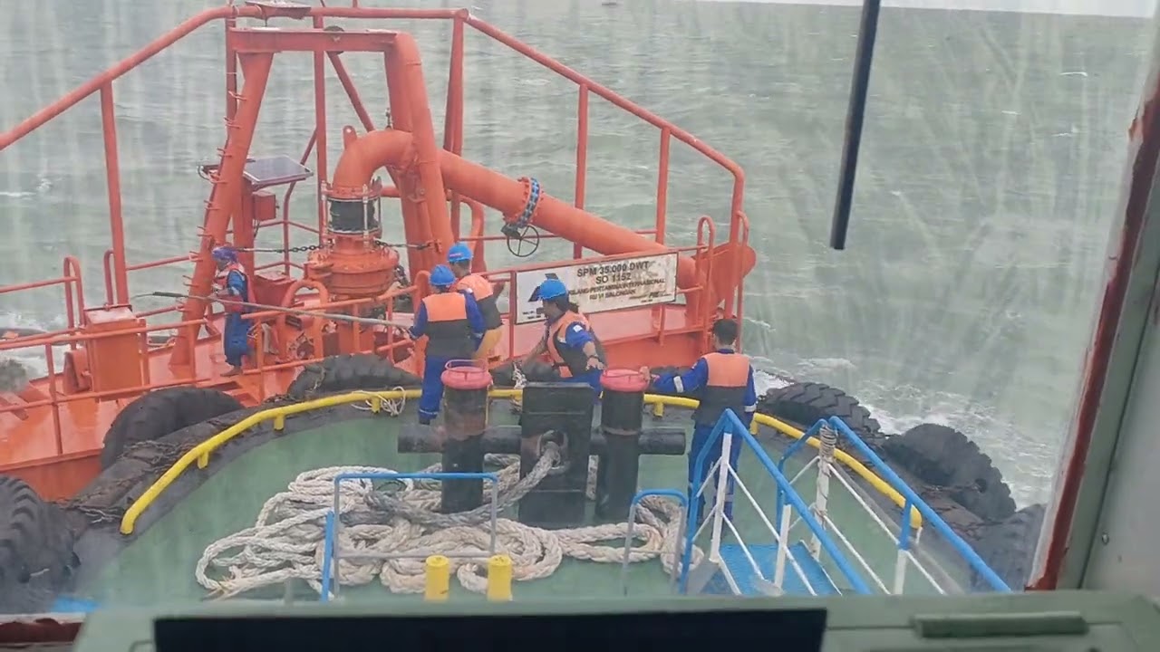 Nekat lompat ke SBM menyelamatkan kapal tanker terbelit tali SBM 35 RU Indramayu