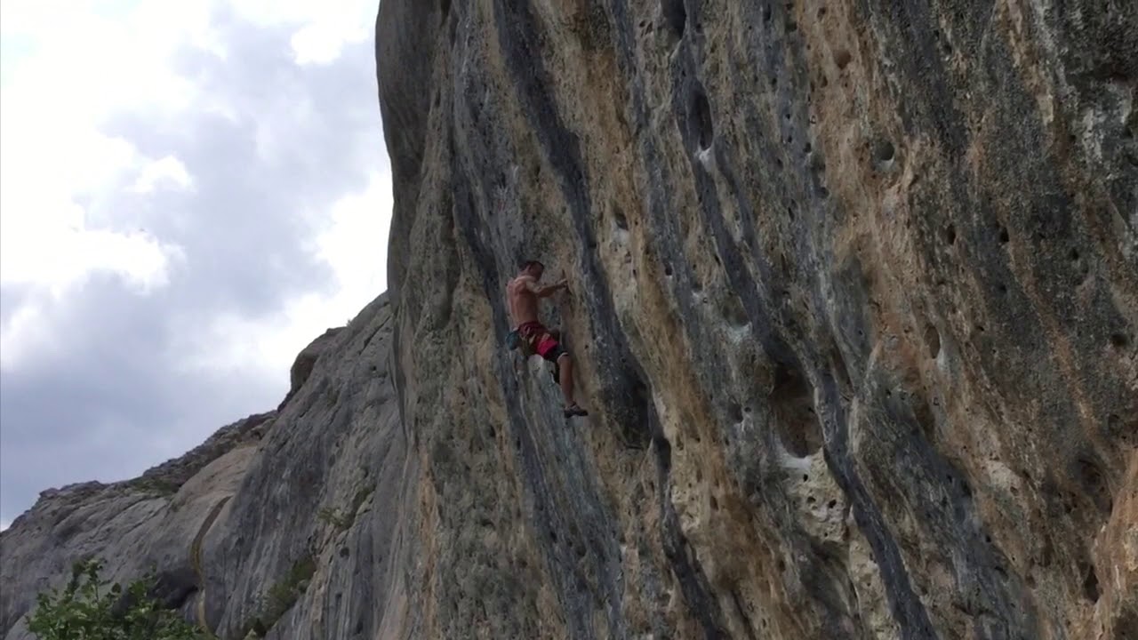 Privilège du Serpent (7c+/5.13a)- Céüse, France