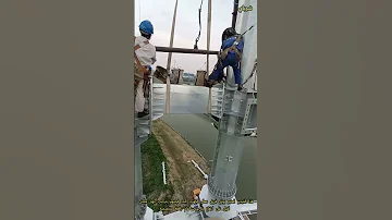 فنيو الكهرباء ينفذون مهمة خطيرة على الارتفاعات شاهد تركيب الجهاز المعدني بدقة 