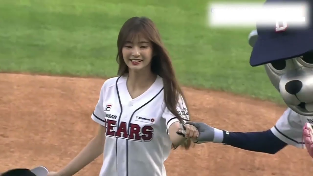 프로미스나인 이나경과 송하영의 완벽한 시구시타