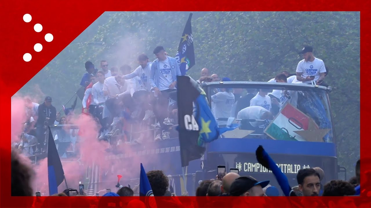 Il pullman scoperto dell'Inter prosegue l'itinerario verso la sede tra i tifosi in delirio