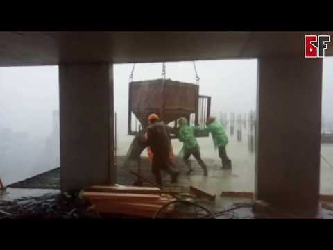 Рабочие на стройке упали от молнии